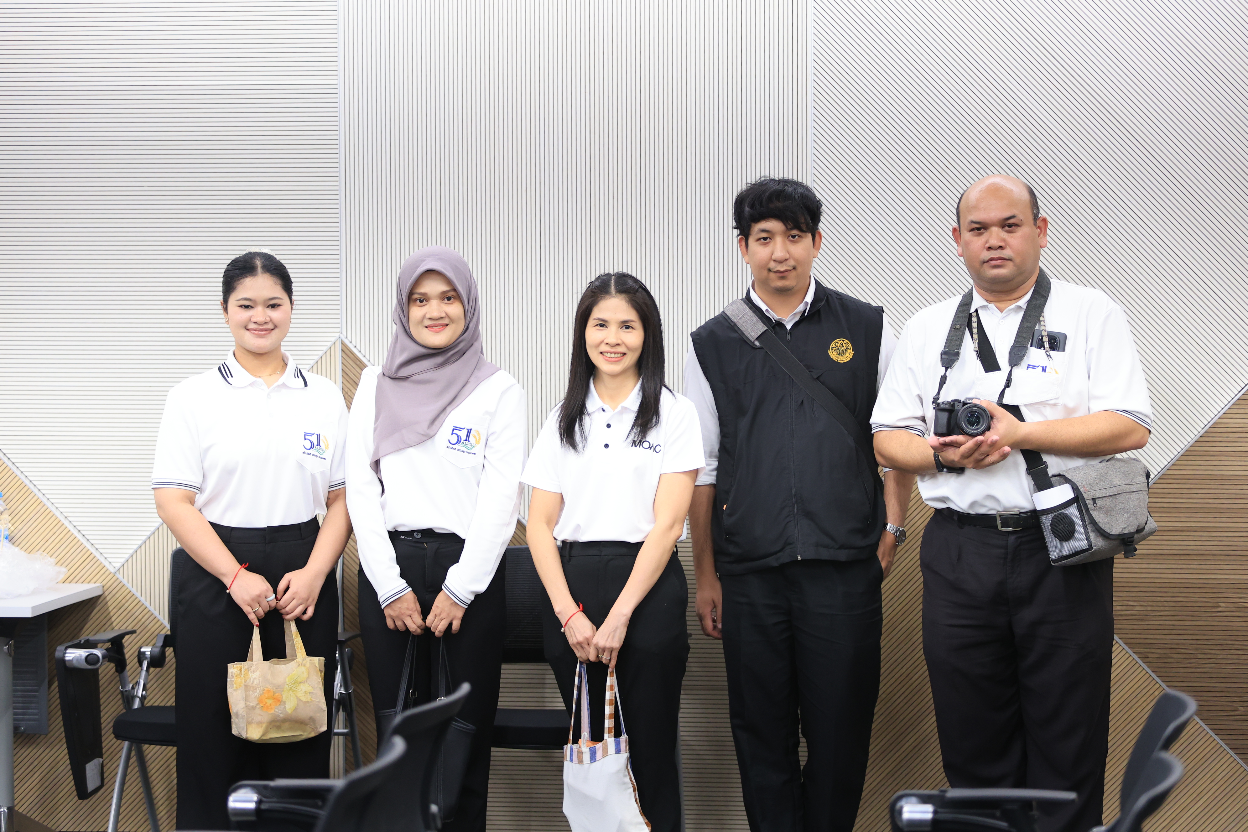 title - คณะผู้บริหาร ส.ป.ก. บันทึกเทปถวายพระพรชัยมงคล สมเด็จพระนางเจ้าสุทิดา พัชรสุธาพิมลลักษณ พระบรมราชินี เนื่องในโอกาสวันเฉลิมพระชนมพรรษา 48 พรรษา